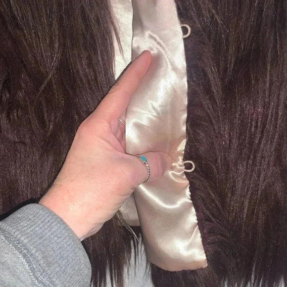 Me Jane "Almost Famous" Style Ombre' Faux Fur Vest Satin Lining hook-eye closure - Picture 6 of 8